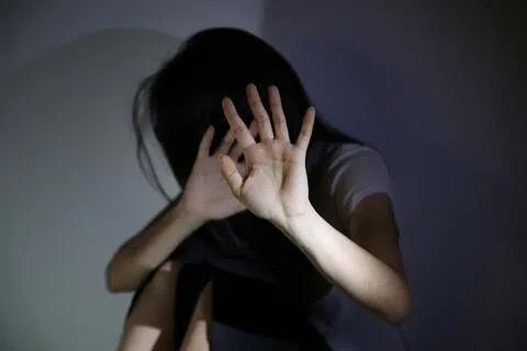 被告趁女友人酒醉时非礼对方。（示意图）