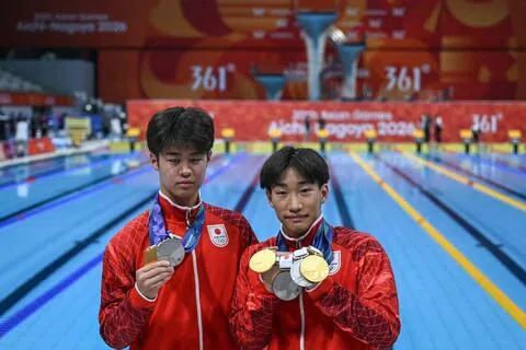 同样17岁的小岛梦贵（左）和大桥信，在本届亚运会为日本取得三枚金牌。（法新社）