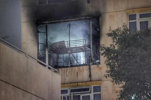 记者晚上10时许抵达时，大火已经扑灭，但空气中依旧弥漫着浓烈的烧焦味。失火卧室的窗口明显被熏黑，消防人员仍在现场展开善后工作。（郑一鸣摄）