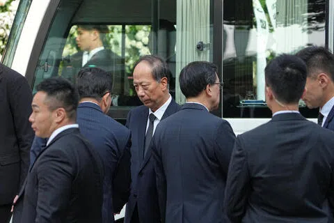 中国全国政协副主席石泰峰星期天（9月20日）在香港殡仪馆出席香港首任特首董建华的葬礼。石泰峰也是董建华治丧委员会的主任。董建华9月8日晚上10时许辞世。（路透社）