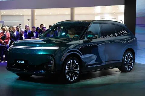 中国车企小鹏G9L运动型多用途车（SUV）10月12日在巴黎凡尔赛门展览中心举行的第91届巴黎国际车展上展出。（法新社）