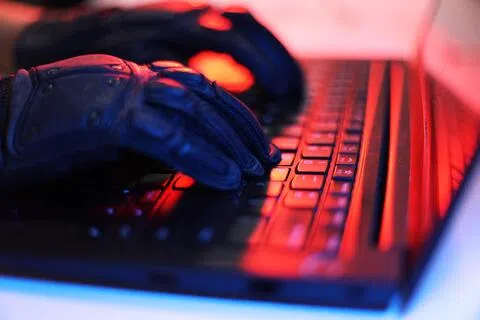 警方指出，随着诈骗手段日益精密、规模不断扩大，网络指挥处的调查与技术能力、数码付款代币服务商的支持，以及与海外执法伙伴的合作，是及早侦测诈骗活动、保护公众免受财务损失的有效方式。（示意图）