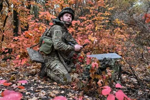 乌克兰扎波罗热州特种步枪警察营一名炮兵10月16日在顿涅茨克州前线附近架设星链卫星通信设备。（路透社）