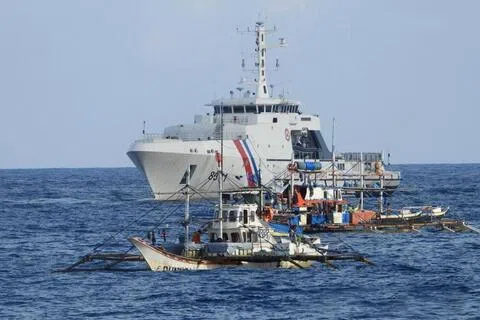 2025年9月16日，一艘菲律宾海岸警卫队船只向有主权争议的南中国海黄岩岛（菲称斯卡伯勒浅滩）附近40艘菲籍渔船运送补给。（菲律宾海警队）