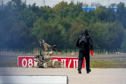 德国警方8月5日在莱比锡／哈雷机场出动排爆机器人，检查在跑道附近发现的无人机。（路透社）