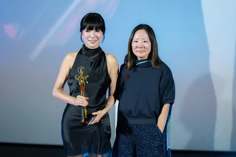 洪玉桔（左）和监制Yuni Hadi出席曼谷国际电影节领奖。（受访者提供）