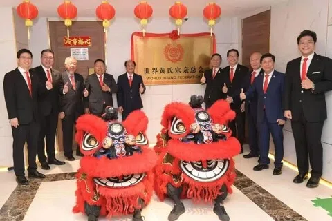 世界黄氏宗亲总会在新加坡黄氏总会落地挂牌，由总会理事长黄英超（左五）主持揭牌仪式；右四为世界黄氏宗亲总会副理事长、新加坡黄氏总会永久荣誉会务顾问黄保华。（新加坡黄氏总会提供）