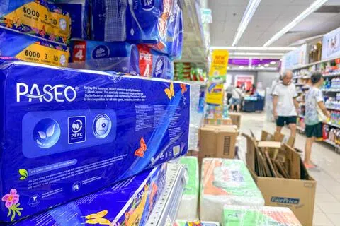 亚洲纸浆纸品公司（APP）旗下纸业公司生产的Paseo品牌卫生纸，仍在超市货架上出售。（吴先邦摄）