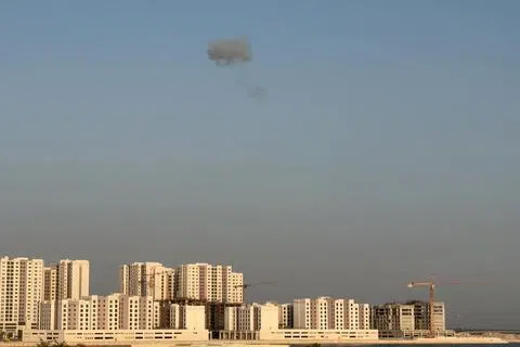 网民在社交媒体上发布视频显示，巴林北部周三遭受伊朗无人机和导弹袭击后，空中出现一团浓烟。（法新社）