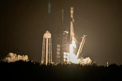 SpaceX猎鹰9号火箭2025年1月从美国佛罗里达州肯尼迪航天中心升空，为“蓝色幽灵”及坚韧号月球着陆器执行发射任务。据信撞上月球的火箭残骸来自此次任务。（路透社）