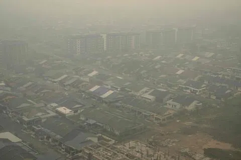 砂拉越州的古晋9月5日被烟霾笼罩，城市上空一片灰黄，可见度极低。（法新社）
