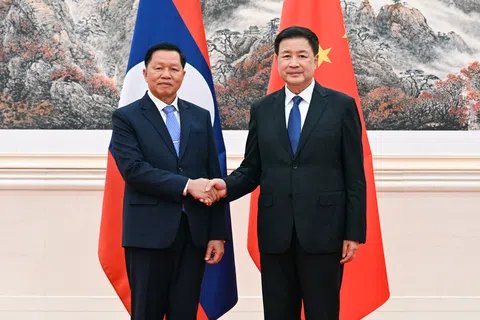 中国公安部部长王小洪（右）星期天（9月6日）在北京会见老挝公安部部长万通（Vanthong Kongmany）。（新华社）