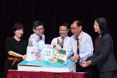 教育部长李智陞（中）与新加坡华文教研中心院长符传丰博士（右二）、教研中心学前部主任郑婉妮博士（左起）、新加坡华族文化中心研究组主任陈怀亮和教研中心学术主任张丽妹博士，为新推出的《华族情·狮城梦》《绘芽集》和学术著作进行发布仪式。（陈斌勤摄）