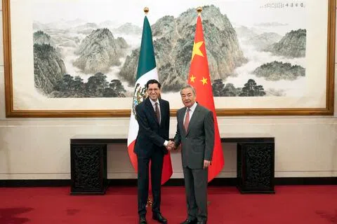 中国外长王毅（右）星期一（9月7日）在北京同墨西哥外长贝拉斯科（Roberto Velasco）会谈。（新华社）