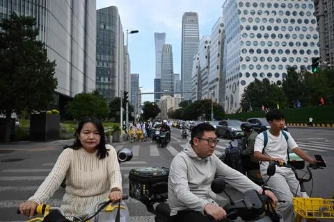 知情人士透露，中国已开始提供低成本资金，帮助地方政府关联企业清偿拖欠账款，以缓解企业资金压力、提振投资。图为北京街景。（法新社）