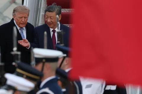 美国总统特朗普（左）星期三（9月23日）在马里兰州安德鲁斯联合基地迎接到访的中国国家主席习近平。习近平将对美国展开为期三天的国事访问。（法新社）
