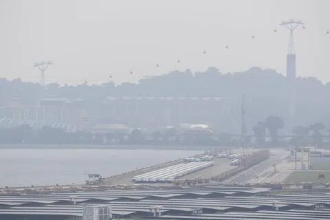 新加坡在9月15日被烟霾笼罩。照片背景是圣淘沙。（海峡时报）