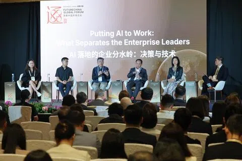 如今企业人工智能（AI）应用的落地程度仍层次不齐，天际科技投资创办人张倩（右二）9月24日在慧眼中国环球论坛的一场主题讨论中指出，企业AI应用率平均水平依然不高，主要因为决策者认知不足。这场讨论会由新报业媒体副首席执行官郭又铨（右）主持，英伟达AI技术中心全球主管施忠伟博士（左三）、新加坡鹰阁医院总裁黄瑞达（右三）、黑湖科技创办人周宇翔（左二）和智慧芽联合创办人关典（左）也有参与。（唐家鸿摄）