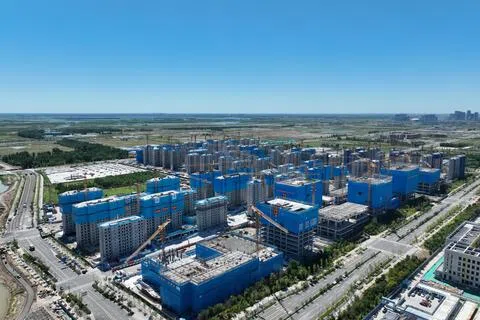 中国国务委员谌贻琴说，雄安新区为各类劳动者提供了广阔舞台，支持高校毕业生等青年到雄安就业创业。图为首批四所疏解高校雄安校区配套项目学府城二期标段五项目办公楼主体结构封顶现场。（中新社）