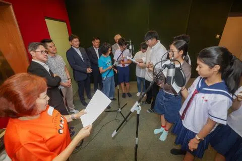 主管华社事务的国家发展部长徐芳达（左四）到新加坡福建会馆文化艺术团广播室，观看学生和校友重温上录音课的情景。陪同的包括福建会馆教育组主任陈康威（左二起）、碧山—大巴窑集选区议员蔡引舟、光华学校校长方小龙和福建会馆会长蔡其生。（吴先邦摄）