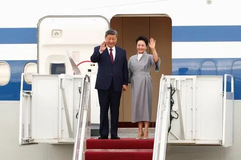 9月23日，中国国家主席习近平和夫人彭丽媛抵达位于华盛顿近郊的安德鲁斯联合基地机场，开启对美国为期三天的国事访问。（路透社）