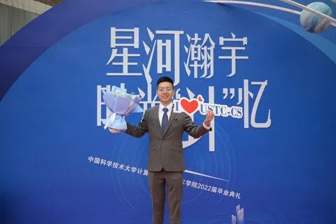 29岁的翟宇同在中国科学技术大学读完计算机专业本硕博后，于2024年转到杭州一家广告投放公司，成为提示词工程师。图为他2022年6月在位于合肥的中国科学技术大学出席博士毕业典礼。（受访者提供）