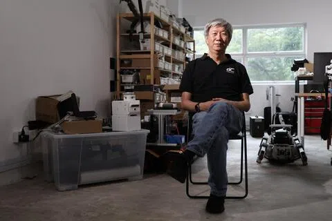 59岁的新加坡本土机器人公司新创智能（dConstruct）联合创办人林进华，总能在一团迷雾中找到秩序与出路。（关俊威摄）
