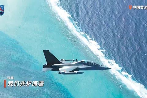 解放军南部战区星期三（9月2日）公布的视频显示，“教-10”高级教练机挂载实弹参与黄岩岛战备警巡。（南部战区视频截图）