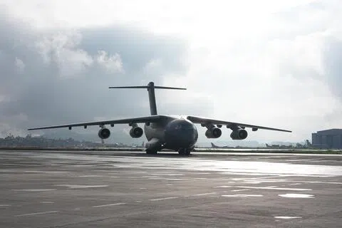 中国空军两架运-20大型运输机搭载50吨、共计1.32万件紧急救援物资，在8月30日飞抵尼泊尔首都加德满都特里布万国际机场，四名中国隧道救援专家随机抵达。（中新社）