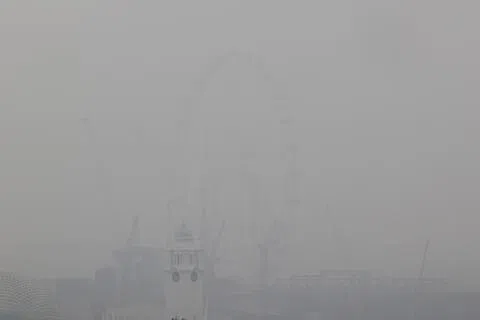 国家环境局网站数据显示，截至晚上9时，全岛24小时空气污染指数（PSI）介于127至203。其中，西部最高，达203，处于非常不健康水平；其余地区均处于不健康水平，PSI依次为中部184、东部174、南部161和北部127。（邬福梁摄）