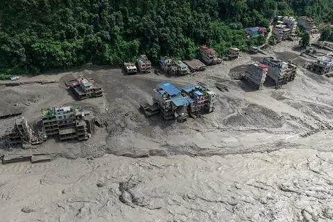 尼泊尔与中国西藏交界的喜马拉雅山脉地区星期三（8月26日）发生大规模山体崩塌，泥石体坠入河道后，引发尼泊尔一侧严重洪灾。（法新社）