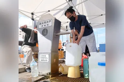 熊本地震发生至今已一周，许多灾民仍处于断水状态。图为8月5日，熊本县宇城市的民众前往一处防灾应急井取水。（法新社）