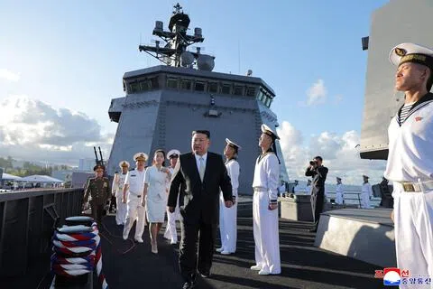 朝鲜第二艘5000吨级驱逐舰服役 金正恩：海军已实现核武装化