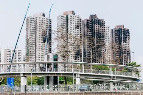 香港特首李家超同意大埔宏福苑大火调查报告延迟至10月底前完成。大埔宏福苑去年11月发生五级大火，造成168人遇难。港府去年底设独立调查委员会，要求在九个月内提交调查报告。图为拆除了外墙棚架后的大埔宏福苑。（香港中通社）