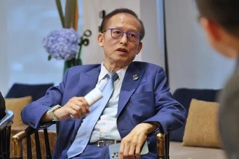 现年85岁的郭令明，星期二在位于首都剧院的慈善晚宴开始前接受《联合早报》访问。尽管年岁已高，他受访时依然精神矍铄，对问题的回答也毫不含糊。（唐家鸿摄）