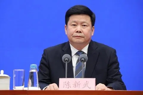 中共重庆市委副书记、代市长陈新武星期五（7月31日）主持召开市政府党组会议，强调要”牢固树立和践行正确政绩观”。（互联网）