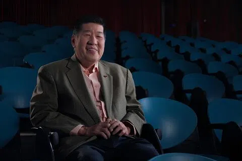 王莫喜是新加坡理工学院航海研究学院海事科第九届学员。回忆求学日子，王莫喜说，当年的扎实训练让他终身受益。导师不仅传授航海基础知识，也经常与学员分享亲身经历，让他们更了解海上的实际情况。（受访者提供）