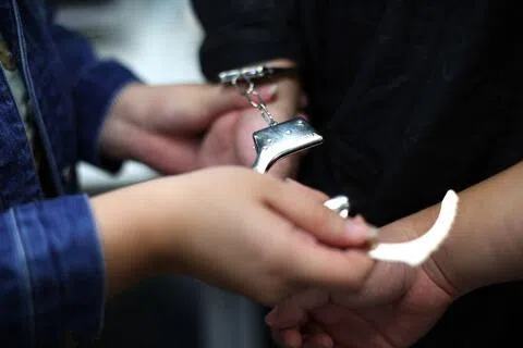 两名嫌犯将在星期二（25日）被控上法庭。涉案的英国籍男子将面对一项住宅盗窃罪名，波兰籍女子则面对两项住宅盗窃罪的控状。（示意图）