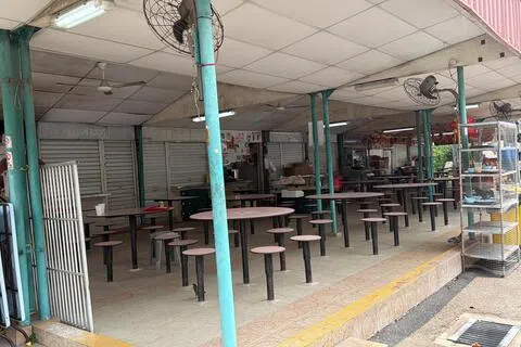 加冷惹兰百纳安克巴（Jalan Benaan Kapal）小贩中心位于60号，即使周边重新发展，仍可保留餐饮用途。（档案照片）