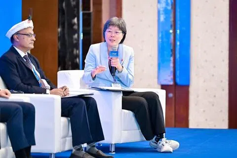 亚太媒体高端论坛深圳分论坛星期五在深圳福田香格里拉大酒店举行，新加坡新报业媒体华文媒体集团社长李慧玲，在圆桌对话“解析深圳奇迹密码”上发言，其他与会的还有巴基斯坦标准日报总编辑阿姆贾德（左一）、雪牛资本创始人欧根（Taylor Ogan）等。（新华社）