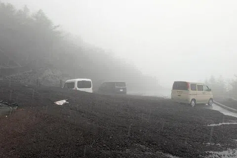 连日暴雨导致日本富士山发生山体滑坡，一处登山道入口处的停车场被泥沙掩埋。（路透社）