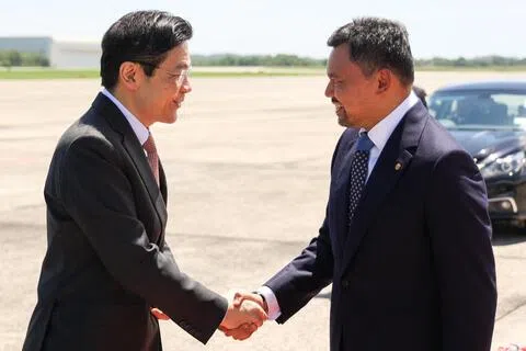 黄循财总理（左）2024年6月到文莱进行介绍访问时，王储比拉赫当时在机场迎接。比拉赫将到访新加坡，两人将再次见面。（档案照片）