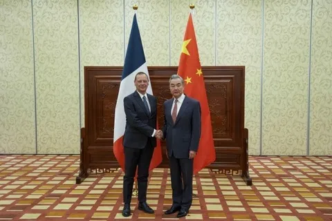 中共政治局委员、中央外办主任王毅（右）星期六（10月10日）在山西大同与法国总统外事顾问博纳（左）举行中法战略对话。（中国外交部官网）