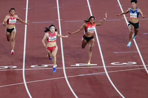 我国女飞人珊蒂（第四道）跑出11秒21，连续两届亚运会收获女子100米银牌，中国新星陈妤颉（第五道）以创大会纪录的11秒06冲线夺金。（关俊威摄）
