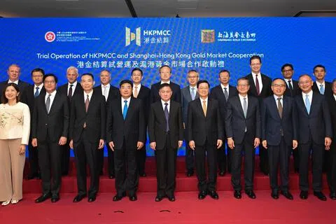 全新的香港黄金中央清算及结算系统7月7日正式开展试营运。图为（前排左起）香港交易及结算所有限公司集团行政总裁陈翊庭、财政司副司长黄伟纶、上海黄金交易所理事长余文建、中联办副主任张勇、中国人民银行行长潘功胜、行政长官李家超、财政司司长陈茂波、财经事务及库务局局长许正宇、香港金融管理局总裁余伟文和证券及期货事务监察委员会主席黄天佑博士，在当天的启动礼上与港金结算公司董事会11家银行以及彭博的代表合照。（中通社）