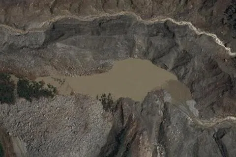 尼泊尔与中国西藏交界处的喜马拉雅山区发生严重山洪和泥石流后，中国多地启动新一轮地质灾害和冰川冰湖隐患排查。图为尼泊尔和中国西藏交界地区冰川崩塌地点的两座湖泊之一。（路透社）