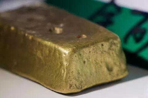 中国央行与本土投资者持续增持黄金，推动中国今年首八个月黄金进口量突破1000吨，进口金额创下纪录。图为中国国际进口博览会上展出的一块未经精炼的金条，摄于2025年11月5日。（路透社档案照片）