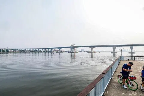原定今年底启用的新柔地铁，再次延误，预计于明年2月启用。图为从兀兰海滨公园望向新柔地铁跨海高架轨道。（李冠卫摄）