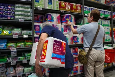 消费者在选购超市品牌的商品时，除了价格，如今也越来越重视产品品质。（白艳琳摄）