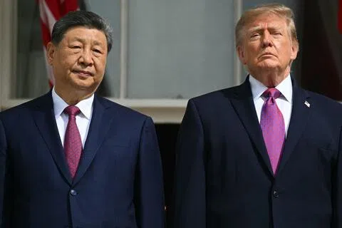 在美国进行国事访问的中国国家主席习近平（左）和美国总统特朗普星期四（9月24日）在白宫观看美国海军陆战队的表演。（法新社）